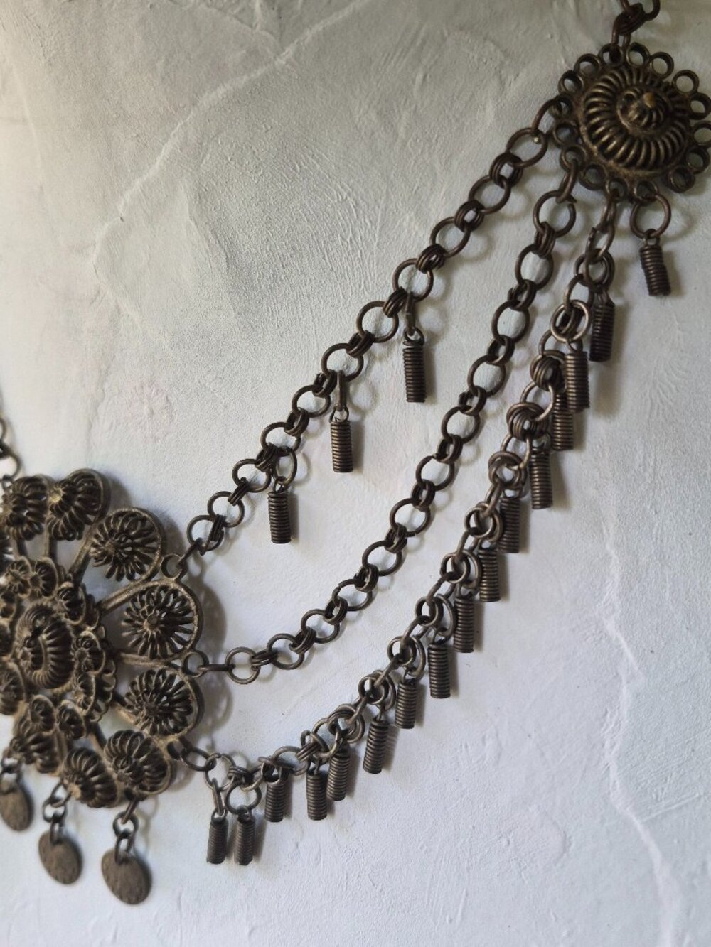 Vintage festoon-style bib Tribal Necklace made of brass with ornate filigree - Picture 3 of 10